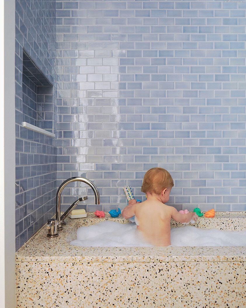 pequeño azulejo en el baño